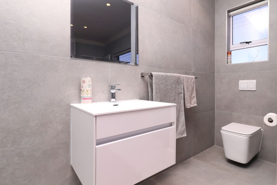 2 Bedroom Property for Sale in Oakdale Western Cape